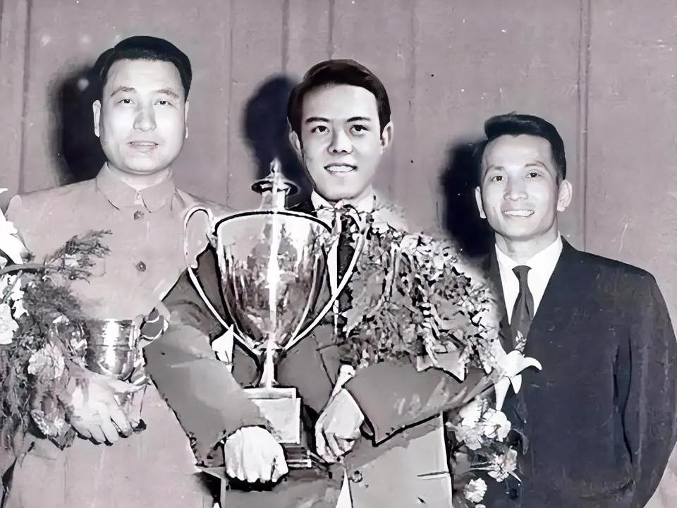 乒坛10位悲剧性国手的命运

1、容国团，新中国首位乒乓球世界冠军。1968年在