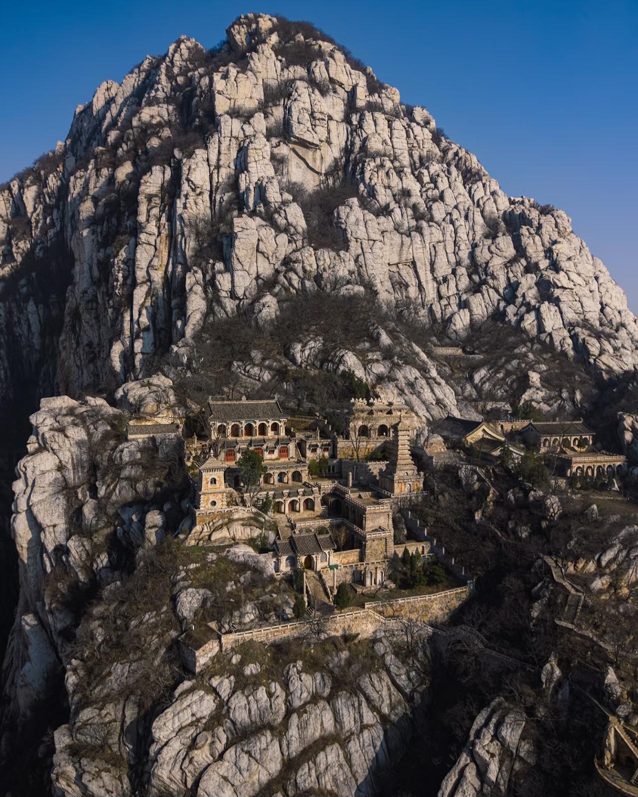 藏在嵩山之巅的禅武秘境
这便是嵩山三皇寨禅
它不像其他山下寺院那般喧嚣
依靠山崖