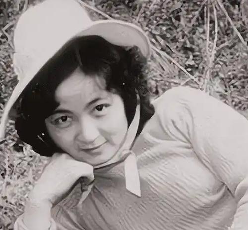 1983年，25岁年轻漂亮的“女流氓”翟曼霞跪在刑场上等待被枪决。行刑前她突然对