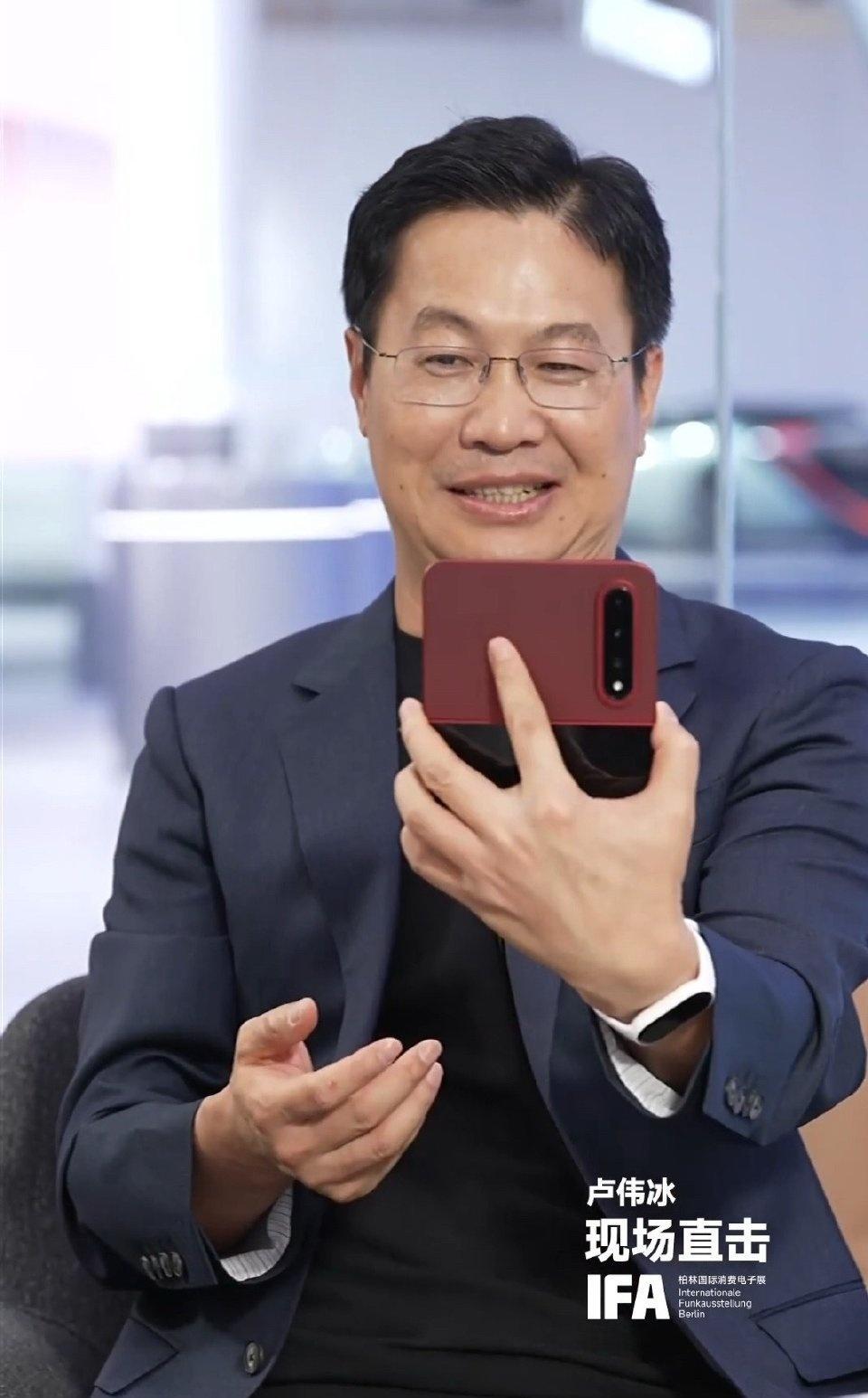卢伟冰透露小米18Fold起售价将要上万，万元价位引发网友热议。折叠屏价格持续走