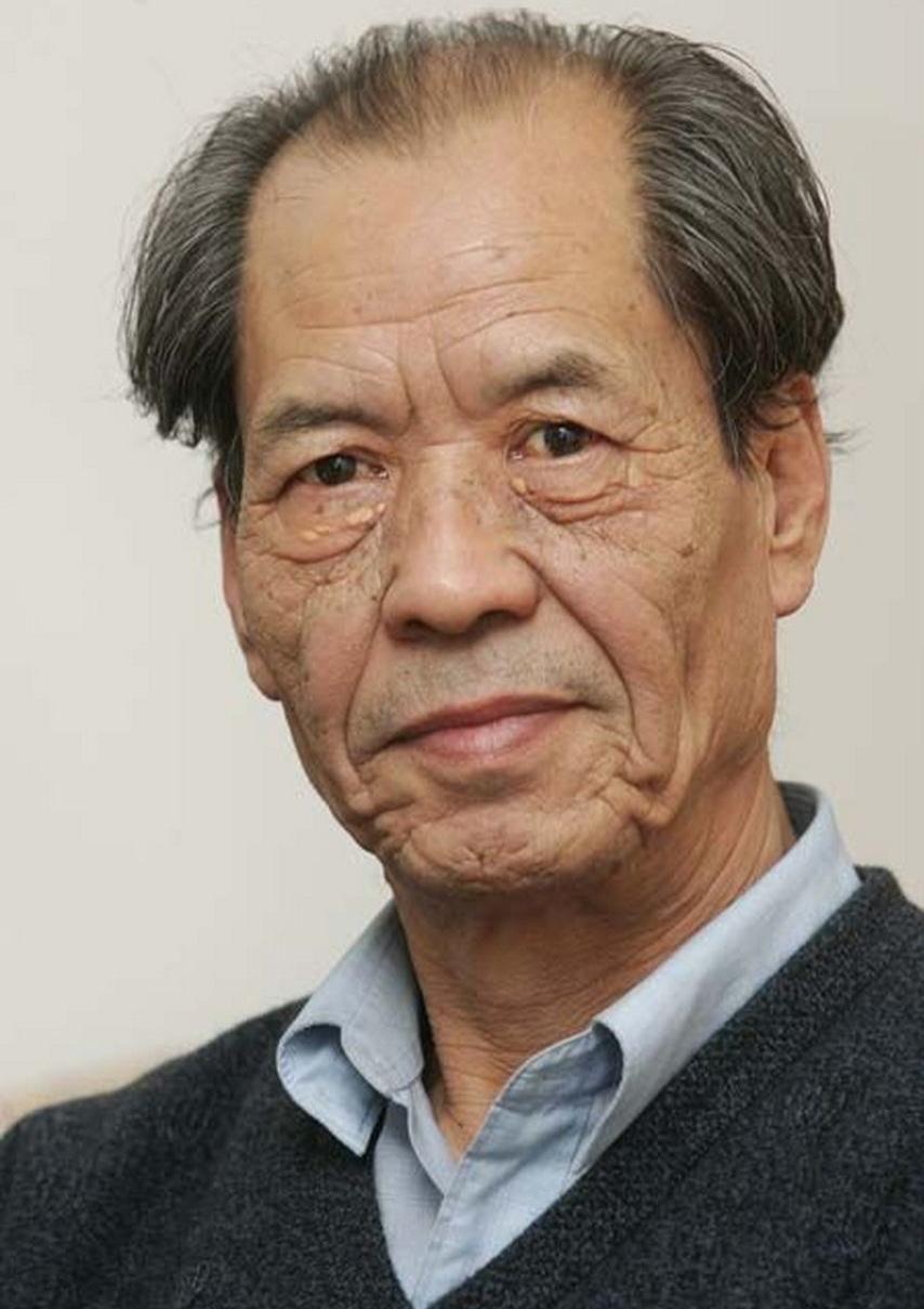 1993年，6年没有收入的陈忠实在家闲坐。突然一通电话打来，接完电话后，整个人瘫