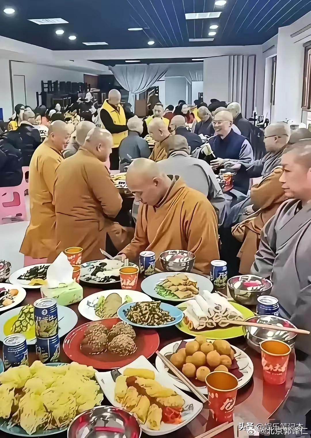 不少懒汉争先去寺庙穿僧袍做和尚，穿上袍子就成了＂师傅＂，就能骗财骗色，施主花钱消