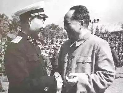 毛主席向萧劲光借了两本书，直到他老人家去世也没有还上。后来发生的事情，让萧劲光哭