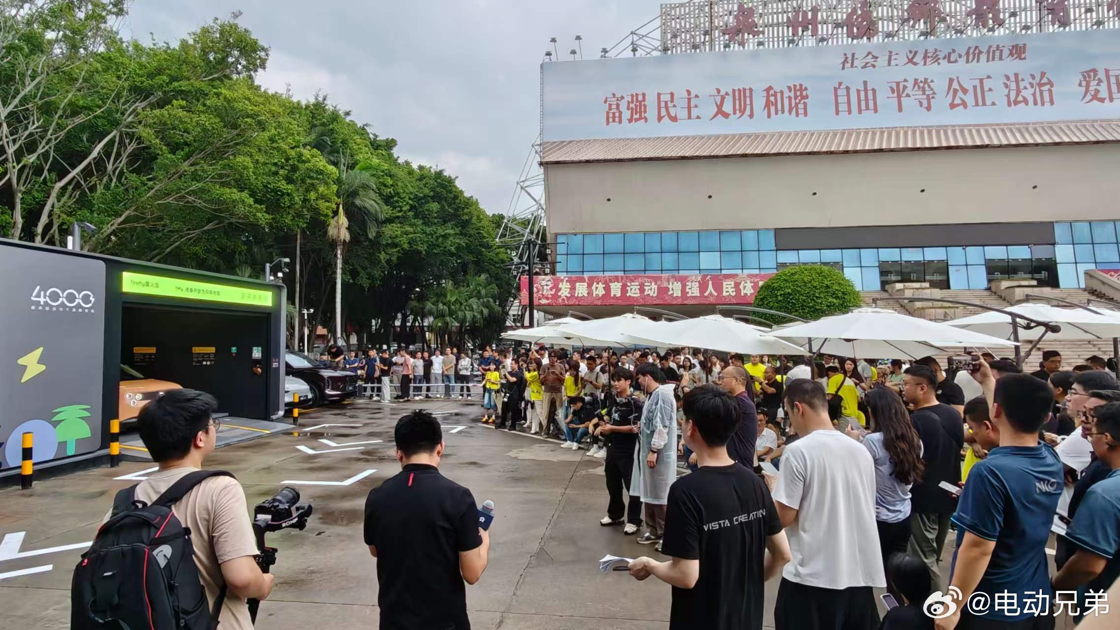 今天各群都是萤光绿，绿的发光，真的好亮的感觉。萤火虫终于经过了漫长的无换电站周期