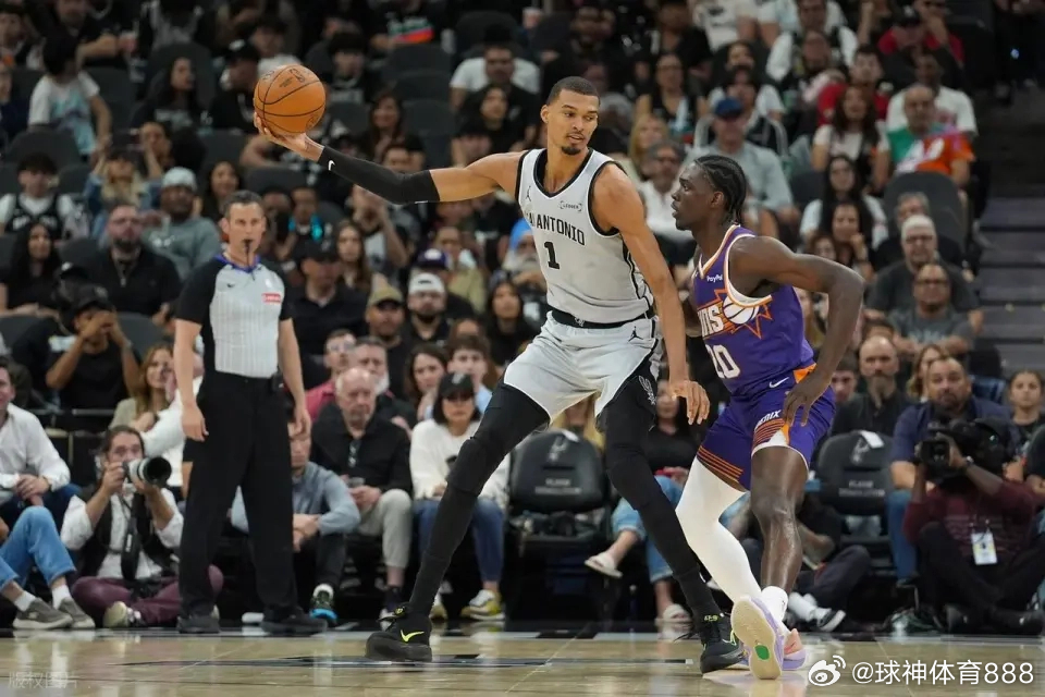 文班亚马逆天绝杀太阳马刺1分险胜太阳，文班亚马上半场就很不错，7投5中，三分2中