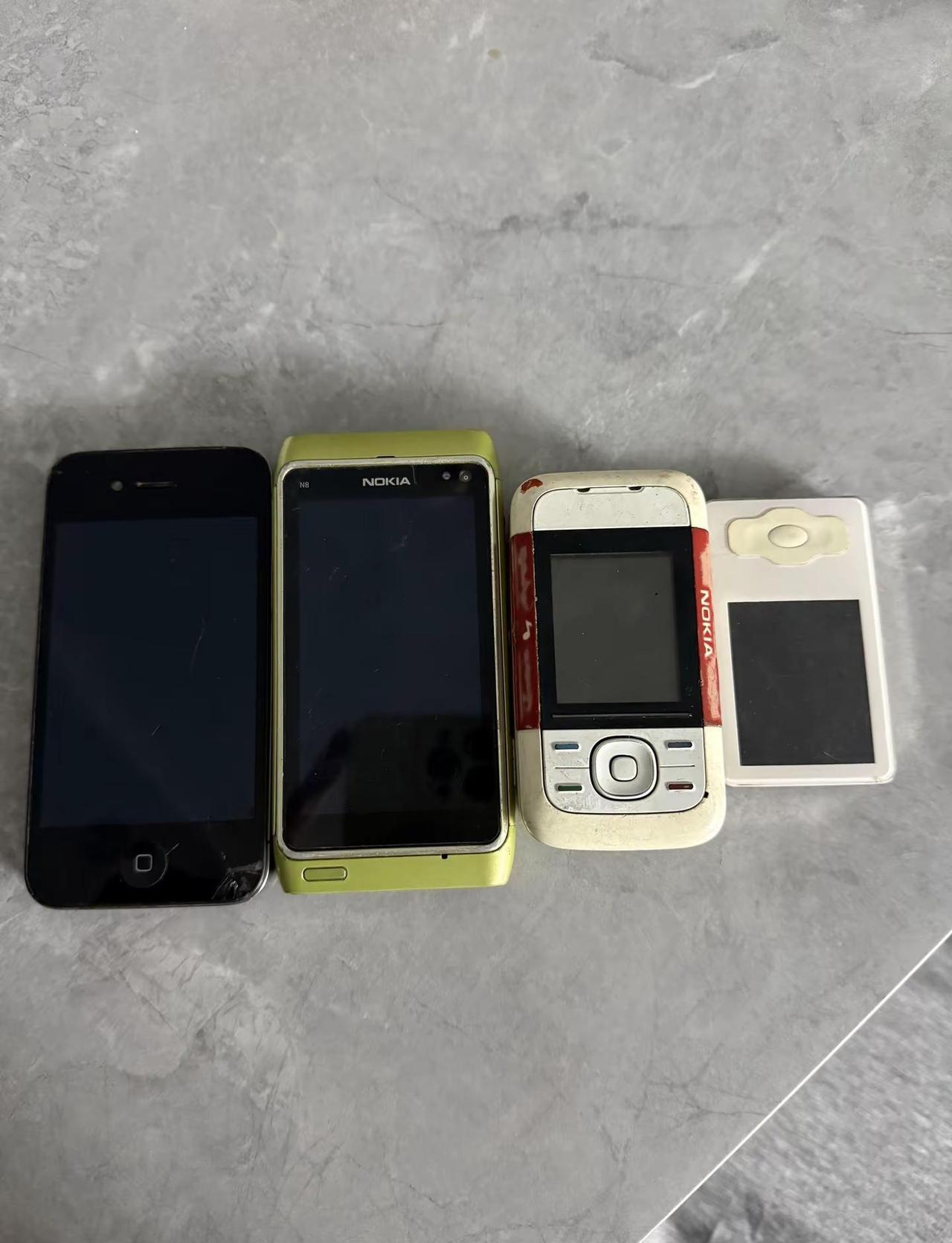 回老家翻出来了以前用的手机📱让我儿子看了一下以前的手机啥样😄回忆那些年我们用