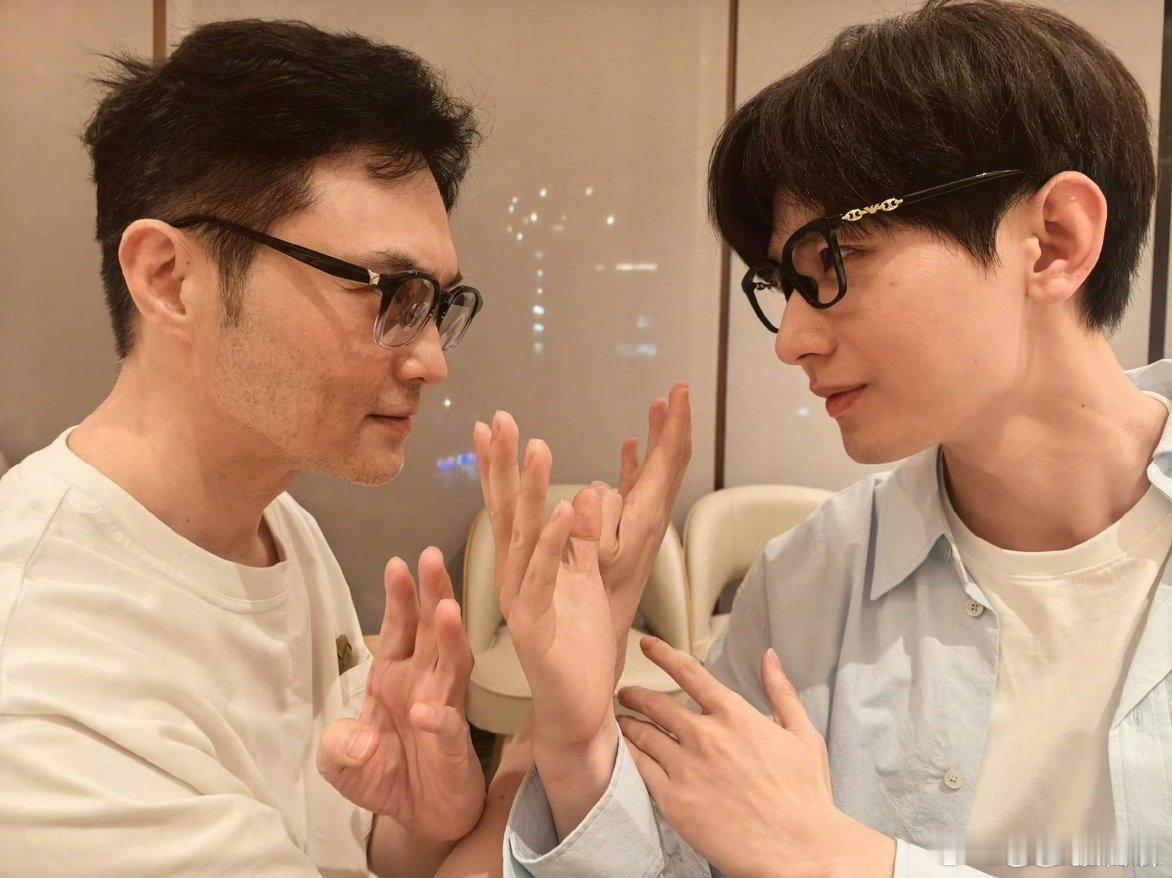 张智霖晒合照为成毅加油张智霖成毅师徒照 哇！！！ ​张智霖成毅师徒照有～ ​​​