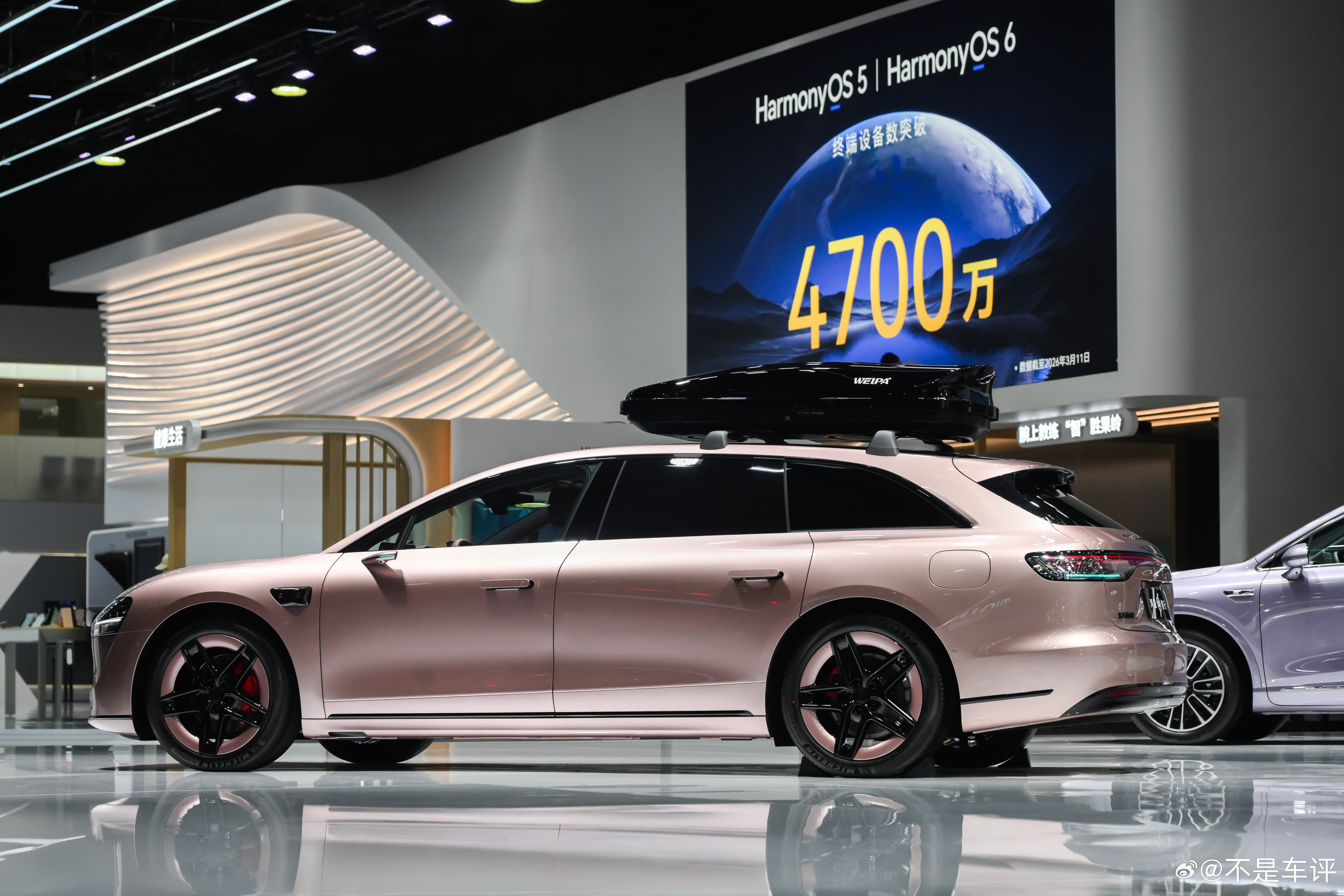 新的粉色真的好看啊😍上海AWE展会期间，余承东与央视主持人尼格买提共同探展并开