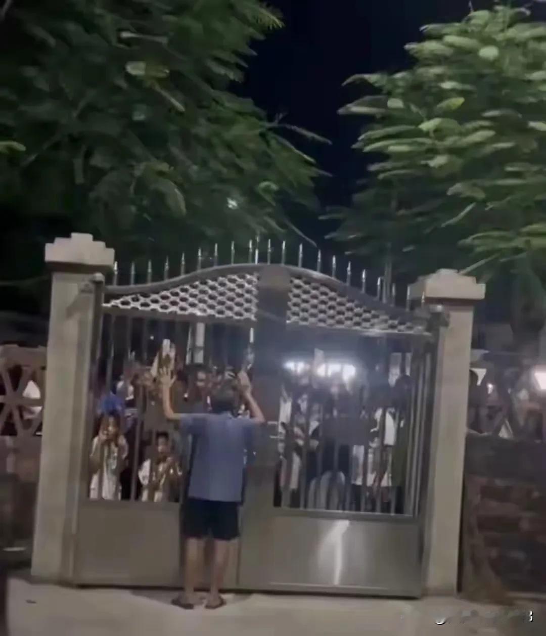 全红婵老家的门口的一道街，现在已经成了热闹了小吃街了。每一天很多人都到全红婵老家