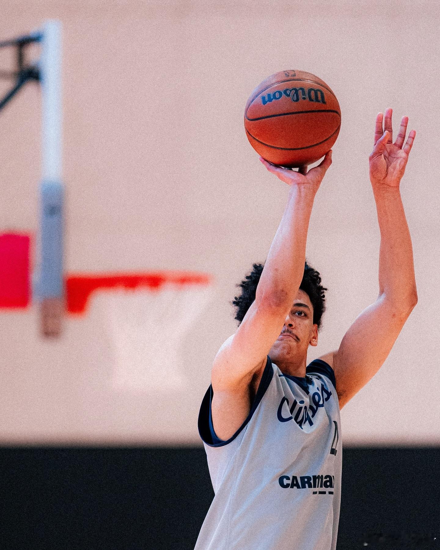 明天再战掘金！快船全队恢复训练！ 