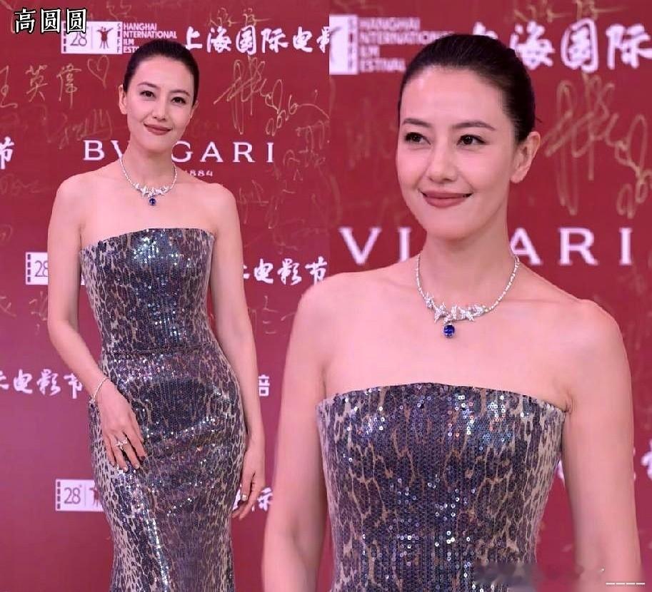 高圆圆在上海电影节这一下，算是把“不争”玩明白了。 闪光灯炸成一片白光，红毯尽头