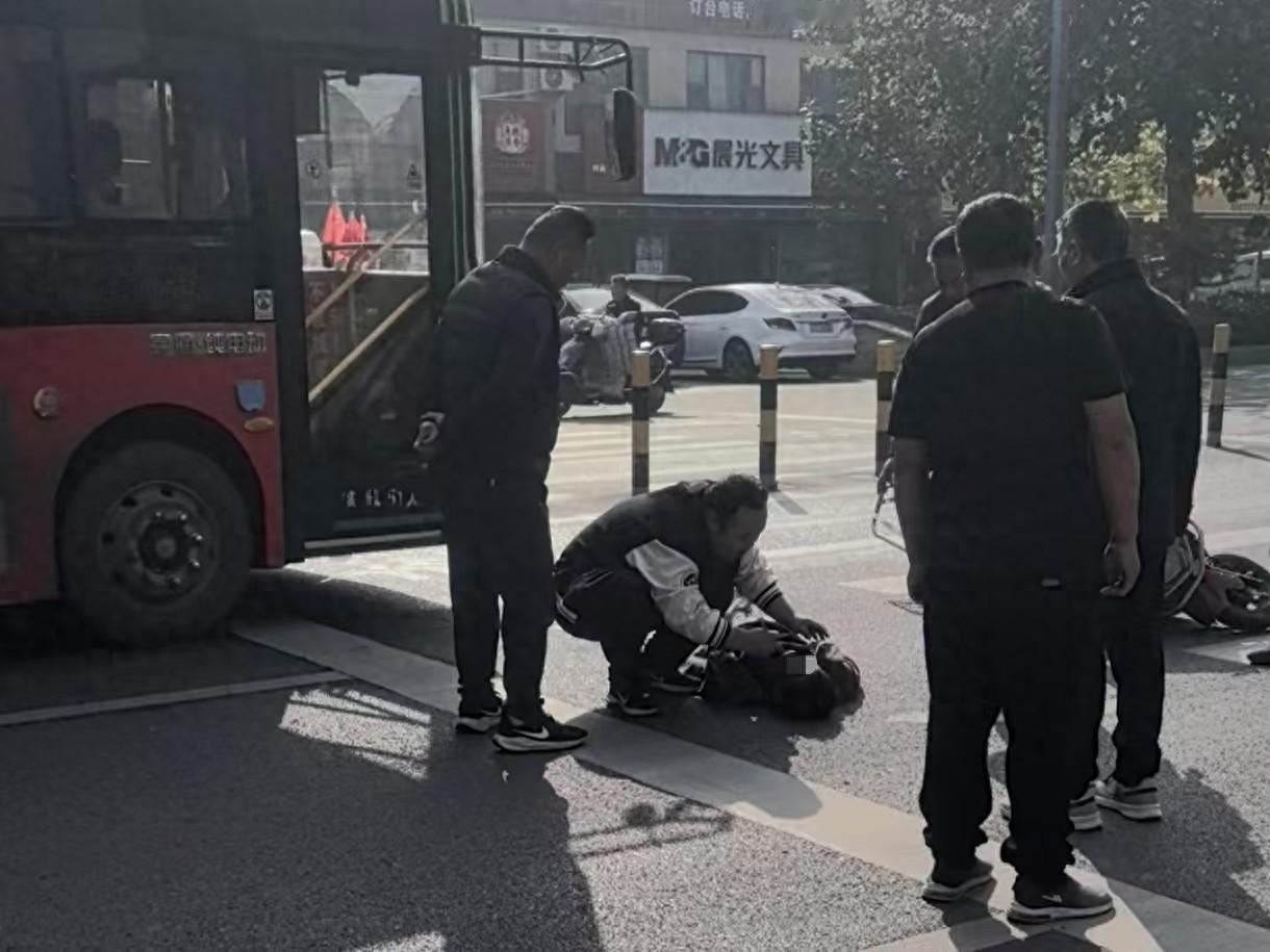 下班路上偶遇倒地抽搐男子，平顶山医生庆贺用一双筷子救回一条命！10月29日，平顶