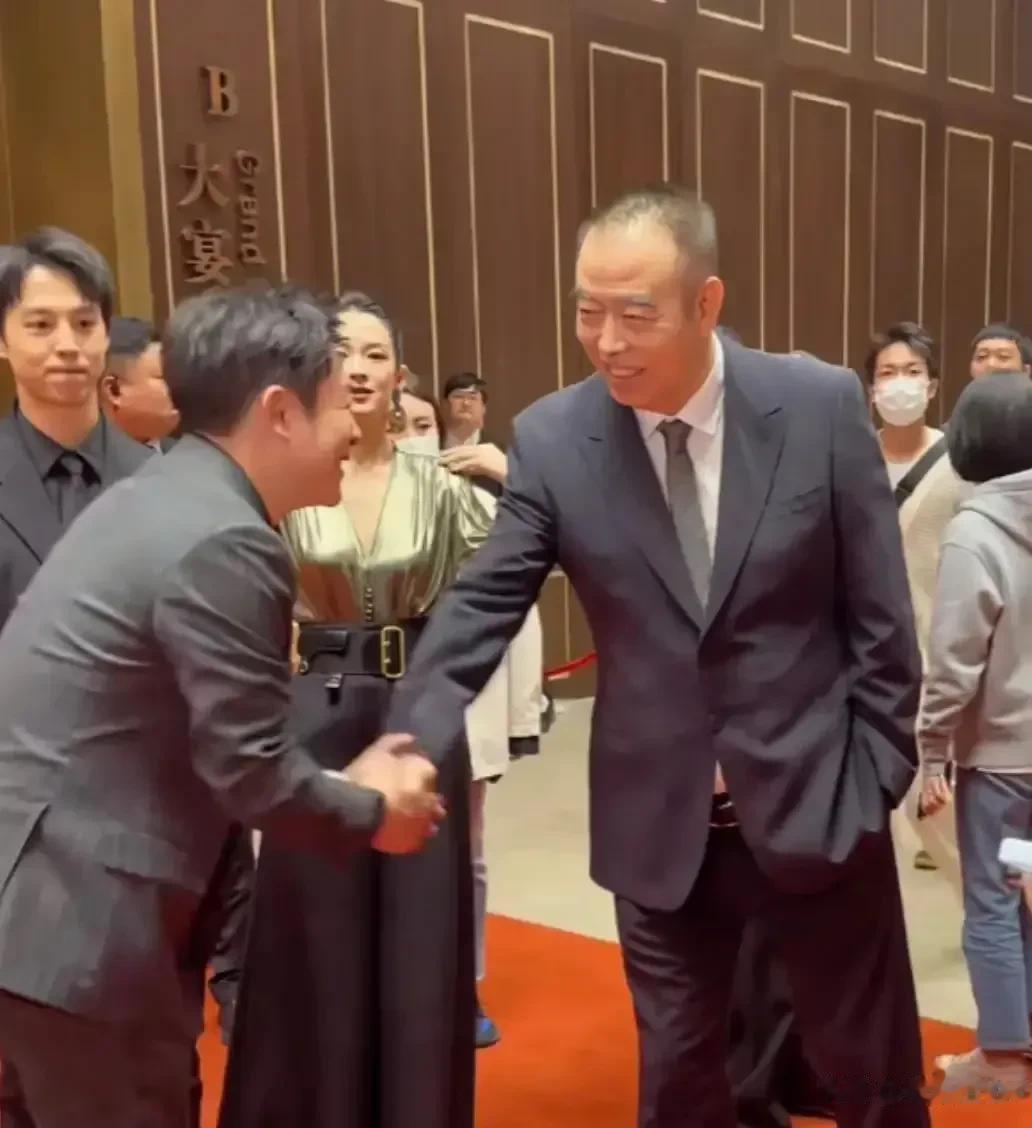 别看张颂文最近红遍大江南北，但在陈凯歌这样的国际大导演面前，张颂文也只能毕恭毕敬