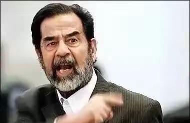 萨达姆深谙“驾驭”之道：统治不靠真相，而靠对群众想象力的操控。他不是在治理国家，