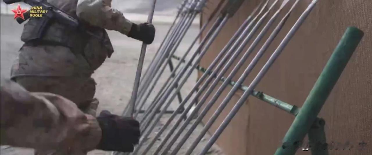 好家伙，看到咱们西部边军士兵手里拿的“三哥快乐”牌狼牙棒，这要是一不小心打在头上