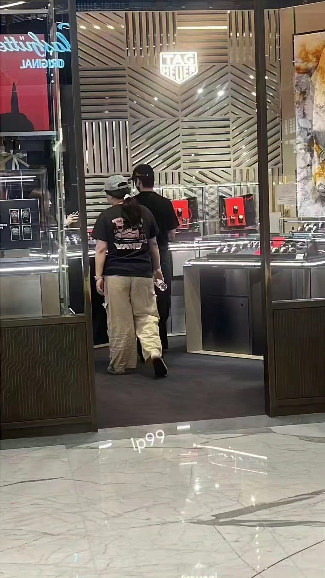 因为李莼这个水印，让原本很难认的郑朋在茫茫人海之中变得好认许多 