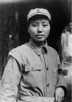 1933年的川陕边区，山风阴冷，雾气压得低。那天清晨，红军驻地的土坡上，挖开了一