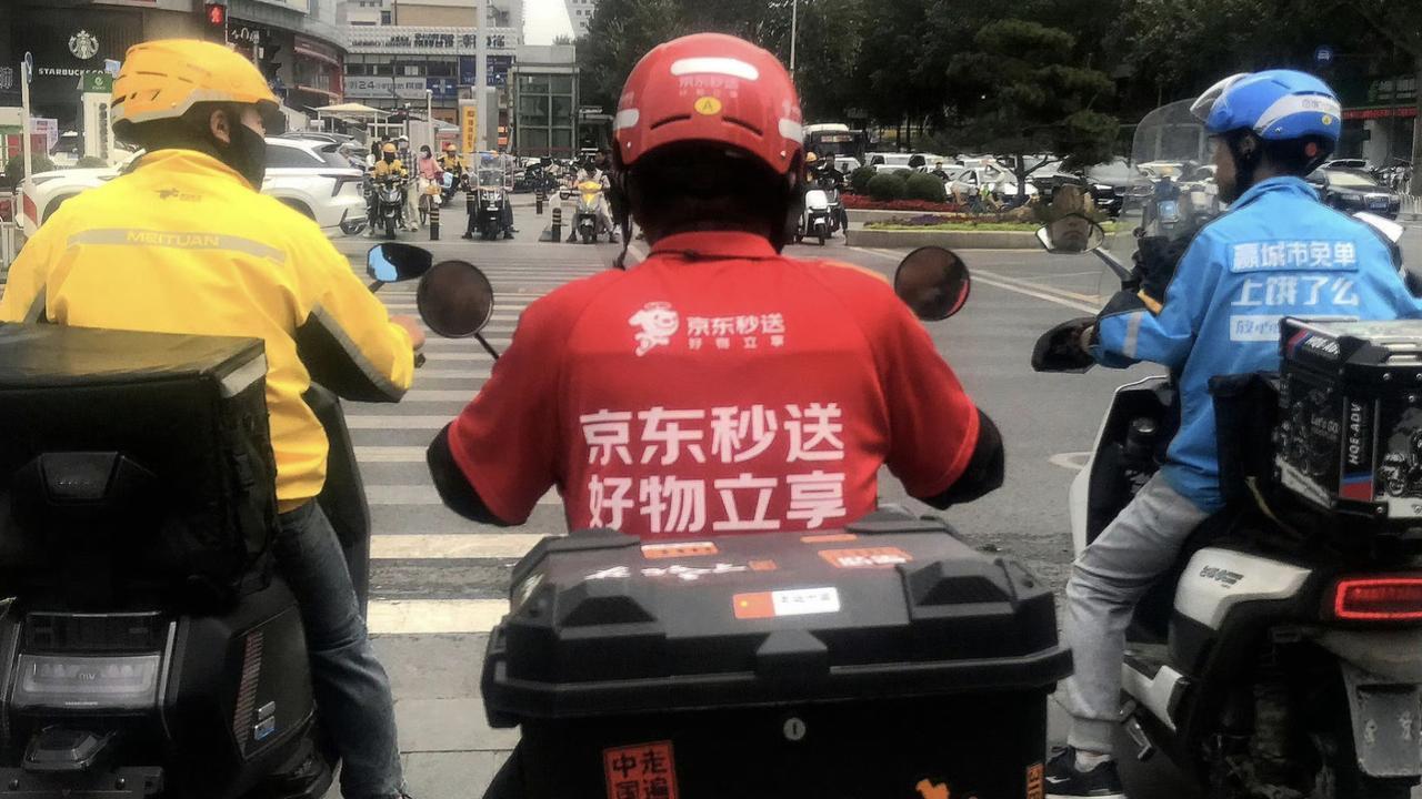 他们确实不容易，不管刮风下雨都要给客户送，有时候帮客户代购，有时送垃圾。每次我收