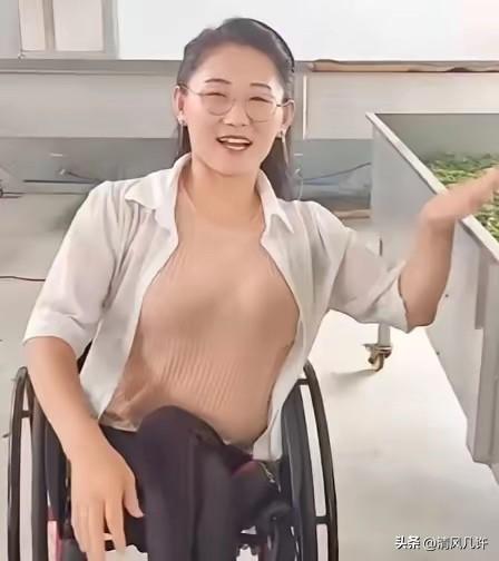 2009年，漂亮的24岁姑娘嫁给了46岁的老光棍，只因女孩是个残疾人，只能靠着爬