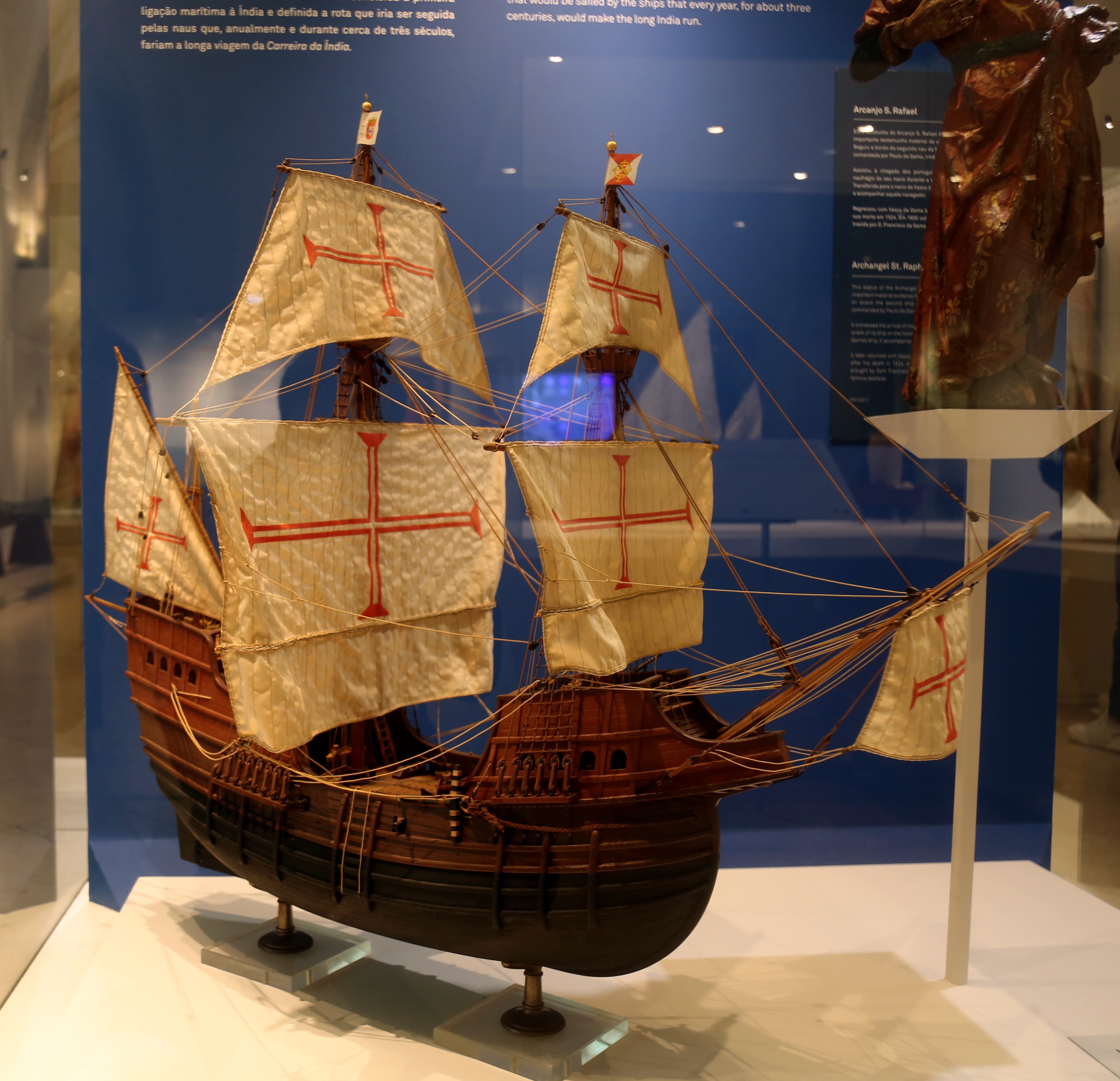 里斯本航海博物馆藏达伽马船队的船模型和当时舰队第二条船上的大天使圣拉斐尔彩绘木雕