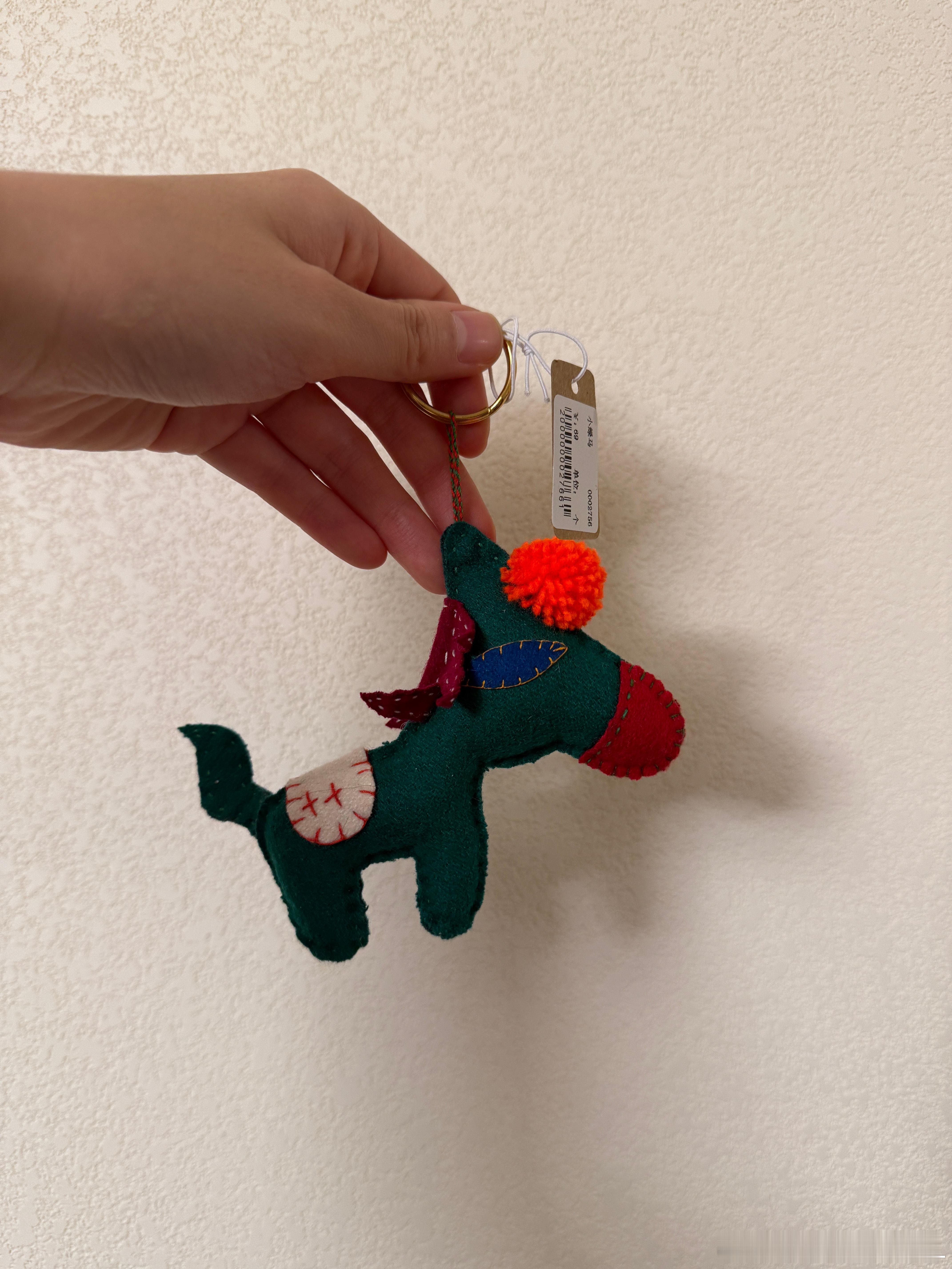 从香格里拉松赞林卡酒店给大家买了两个手工制作的钥匙扣，虽然不是什么名贵的东西，但