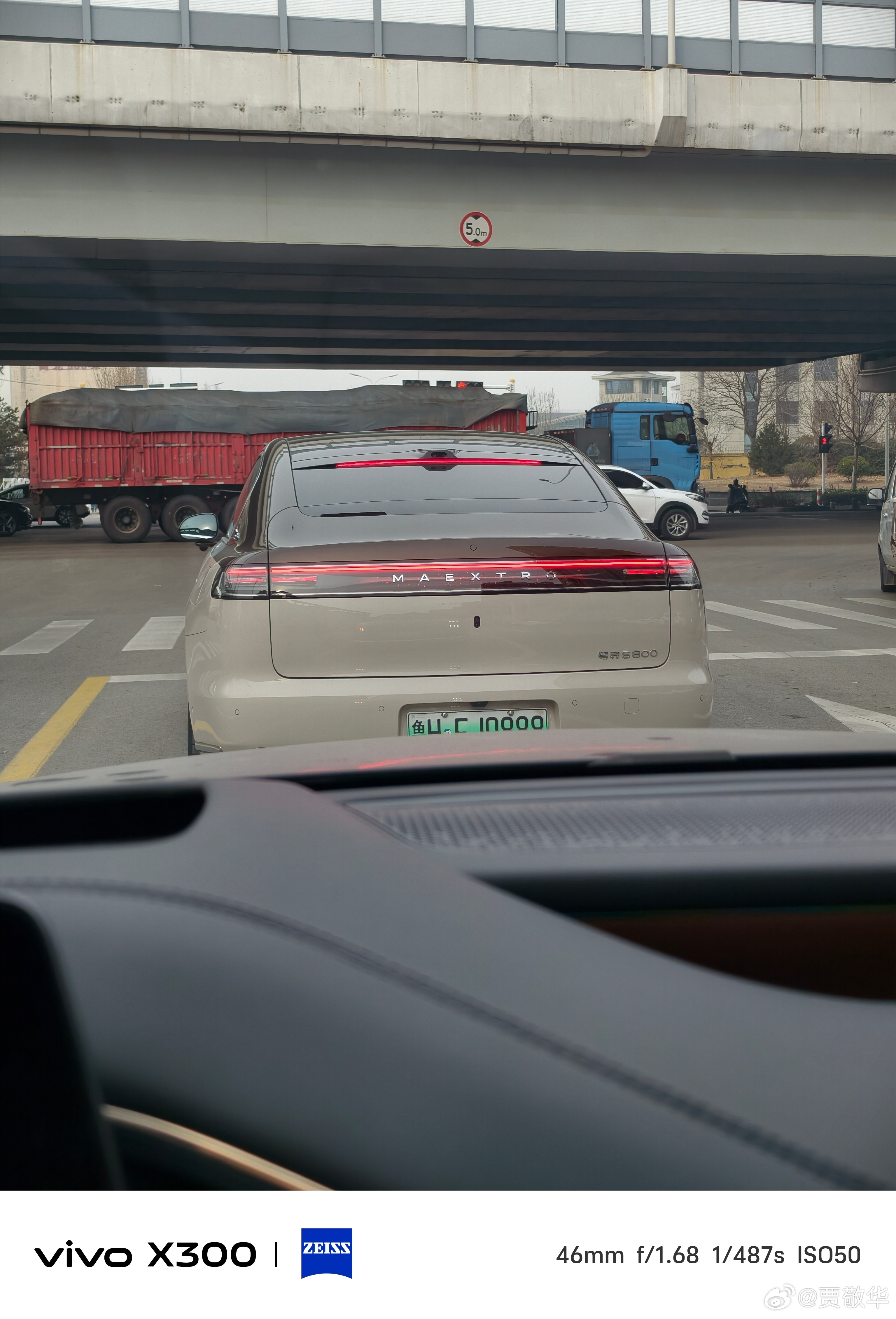 刚才在路上遇到一辆尊界S800，车很尊，车牌号也是非常的尊啊。在我们这5线小城市