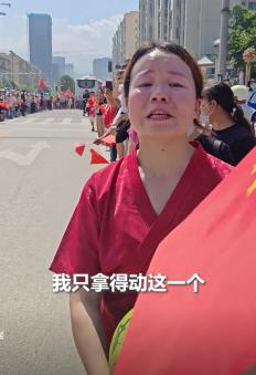 上人民日报了！贵州，女子为了送别子弟兵，竟然一次性买了10多个西瓜，可是，她却发