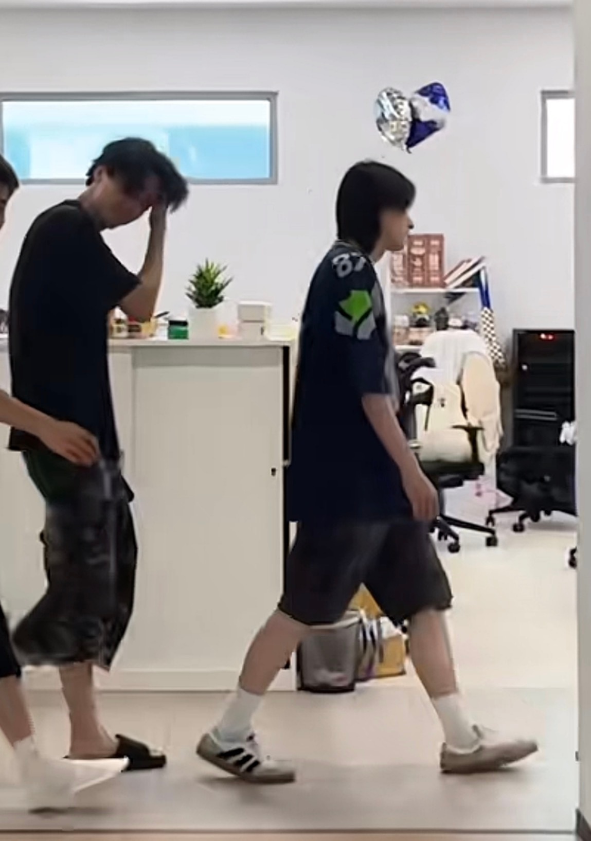 这俩人猿.. 
