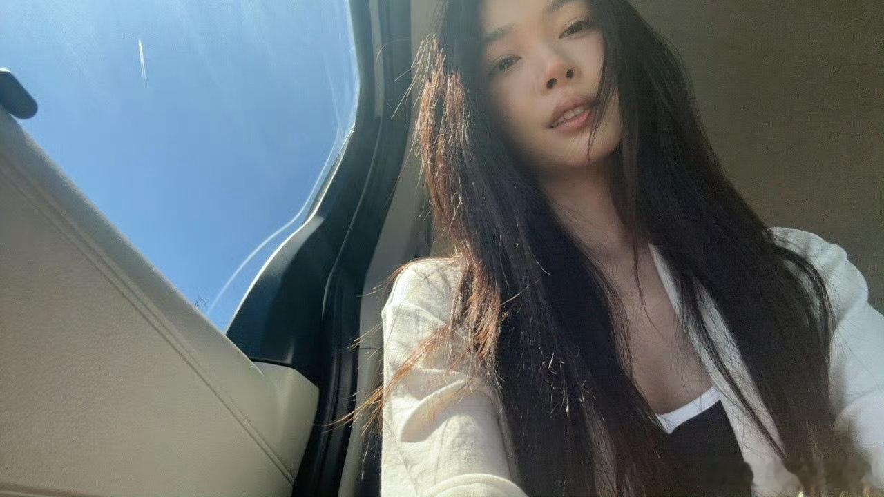 划船偶遇易梦玲 这是什么小说里才有的浪漫桥段！划着船就偶遇了易梦玲，路人说当场只