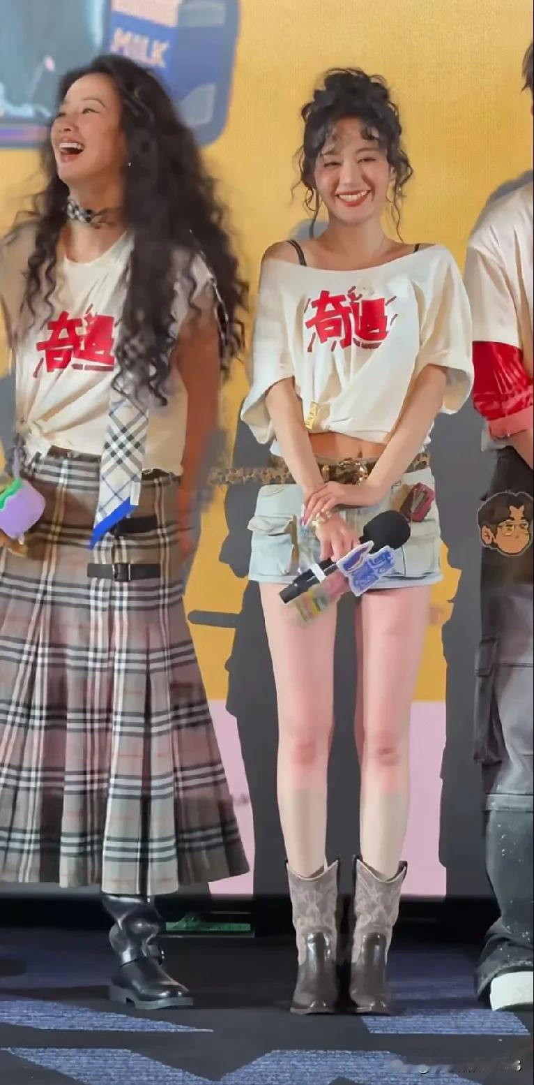 郑合惠子的腿简直绝了啊！又直又细，就跟漫画里画的一样。
神奇的是，她的脸明明特别