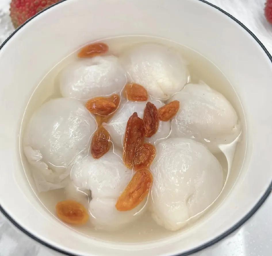 万万没想到，荔枝还能蒸着吃，而且还有这么多功效。
又到了吃荔枝的季节，早几天房东