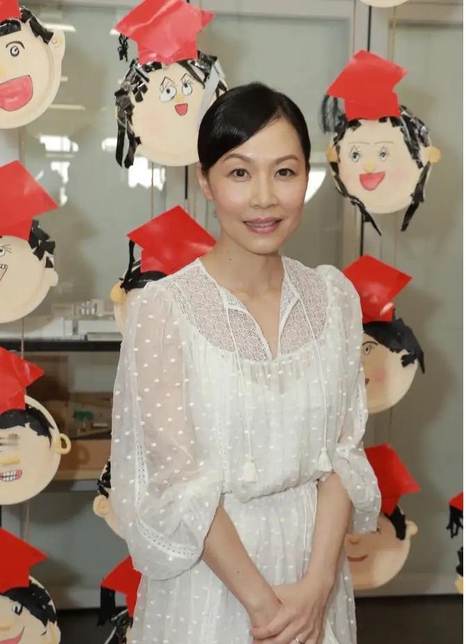 她在1990年在香港出道成为歌手，唱过很多经典歌曲，在九十年代中期横扫各大颁奖典