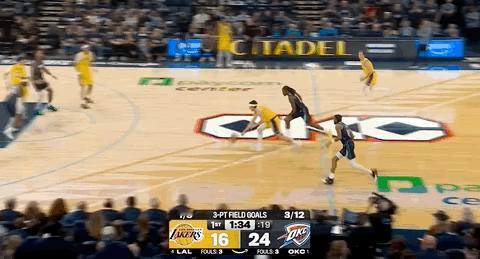 难评！里夫斯自信突破回传给卡鲁索！！
在今天NBA季后赛湖人对阵雷霆的第一节比赛