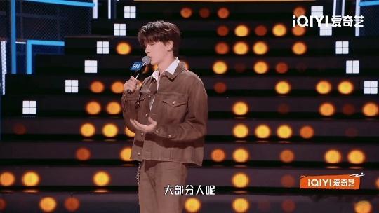 何浩楠考证就找唐国强今夜喜友秀 何浩楠的脱口秀里，藏着一个“追星的最高境界”。他