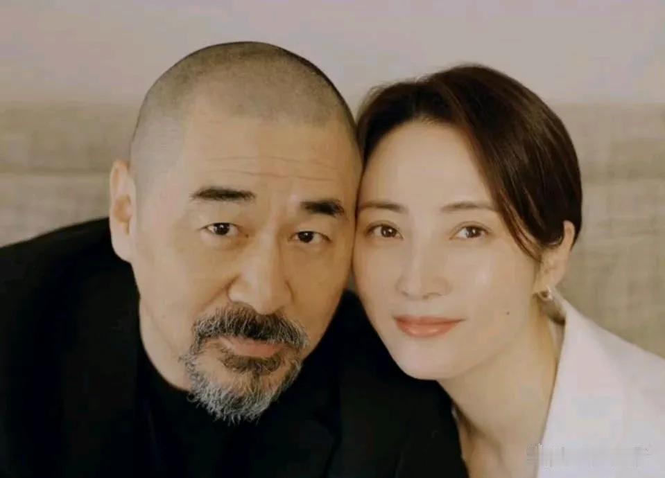 陈建斌与蒋勤勤这波狗粮撒得让人猝不及防。老夫老妻也能这么甜？
陈建斌蓄胡子犹见老