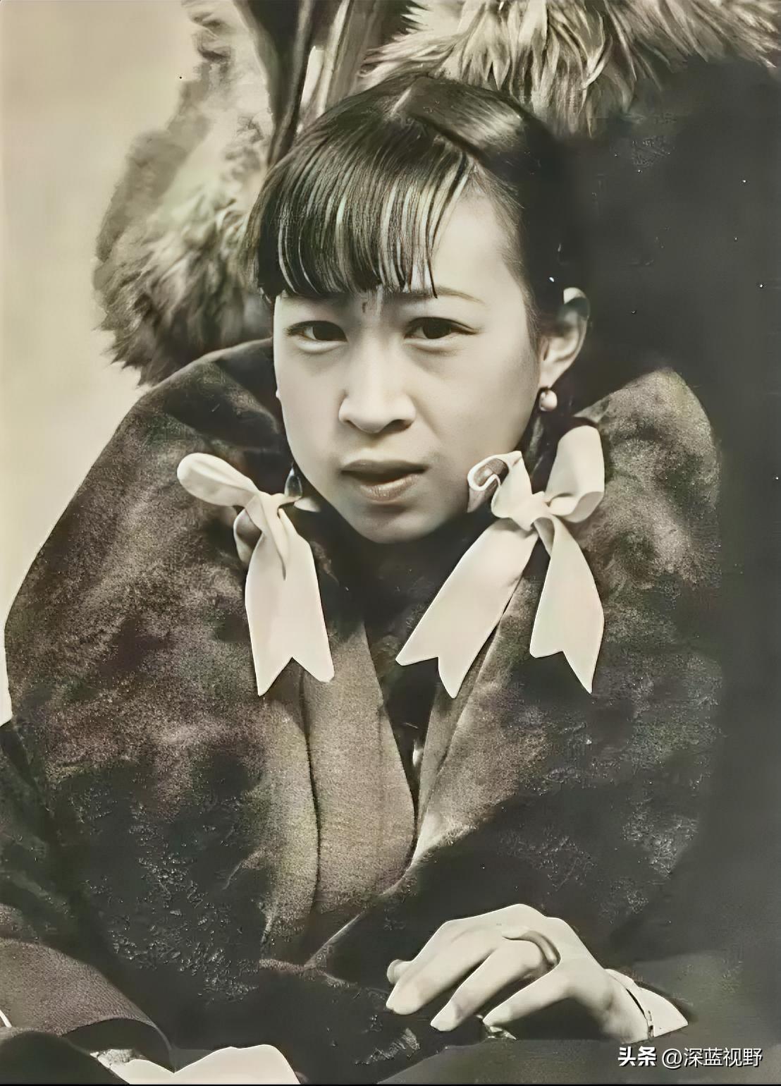 1945年，杨森最漂亮的九姨太蔡文娜正要上床睡觉，突然发现20军军长夏炯出现了自