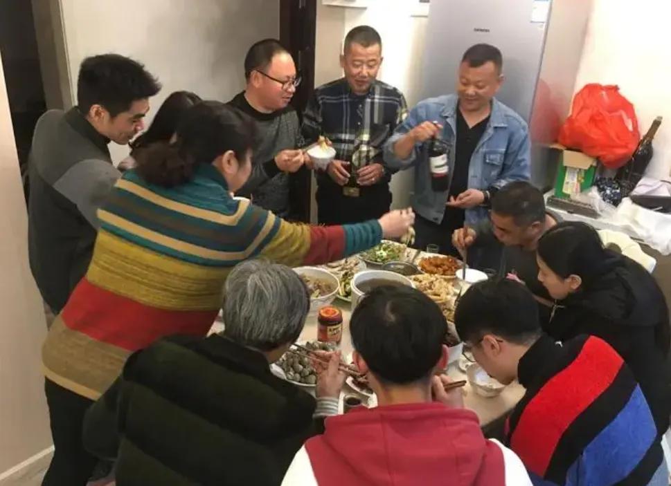 弟弟邀我们三姐妹回家聚餐，每人拿5000贴补餐费，万万没想到，就在大家感受浓浓亲