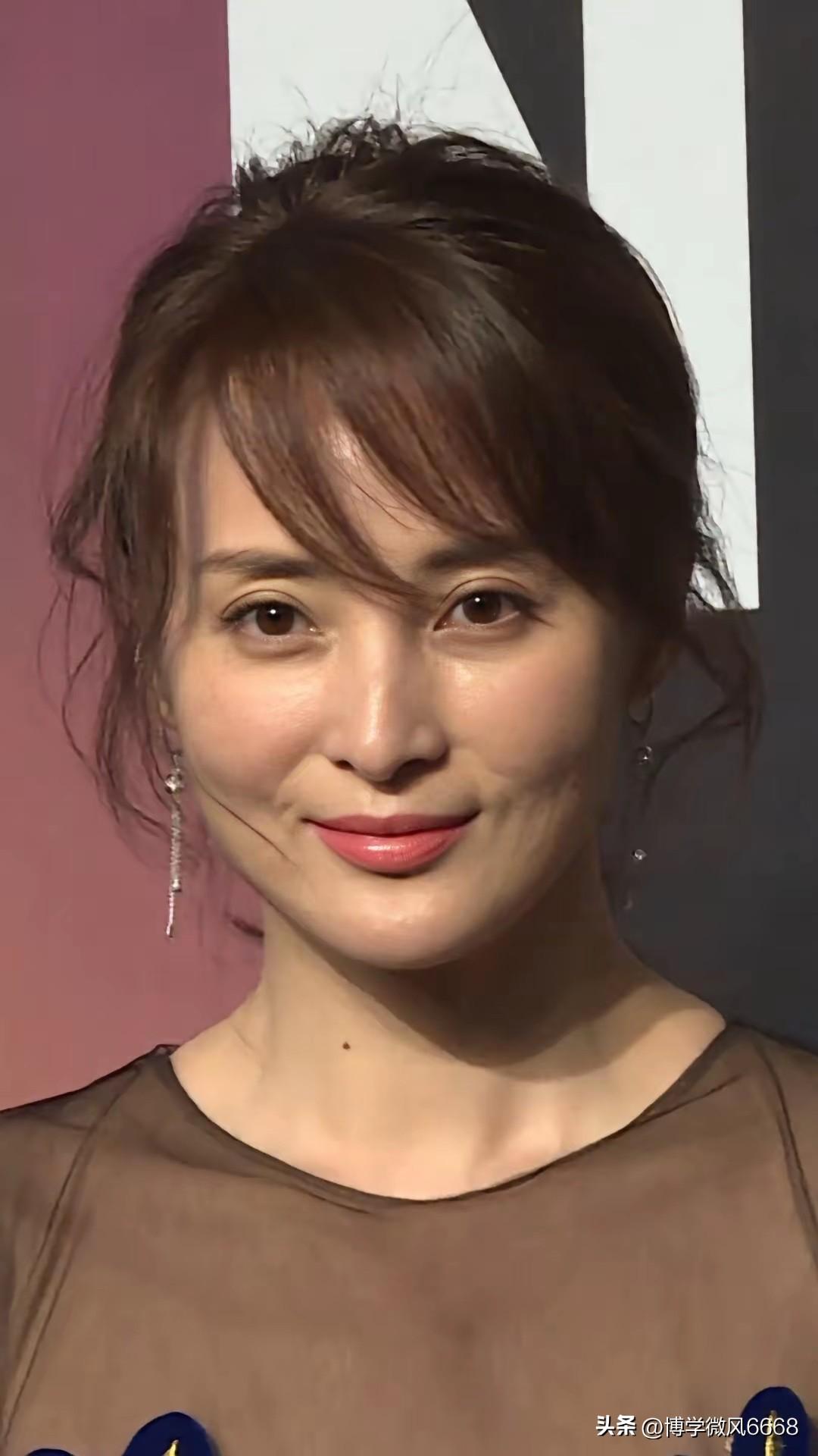 不愧是90年代打古典美女，鹅蛋脸型极具美感，也就是她了，能把每一个角色都演得那么