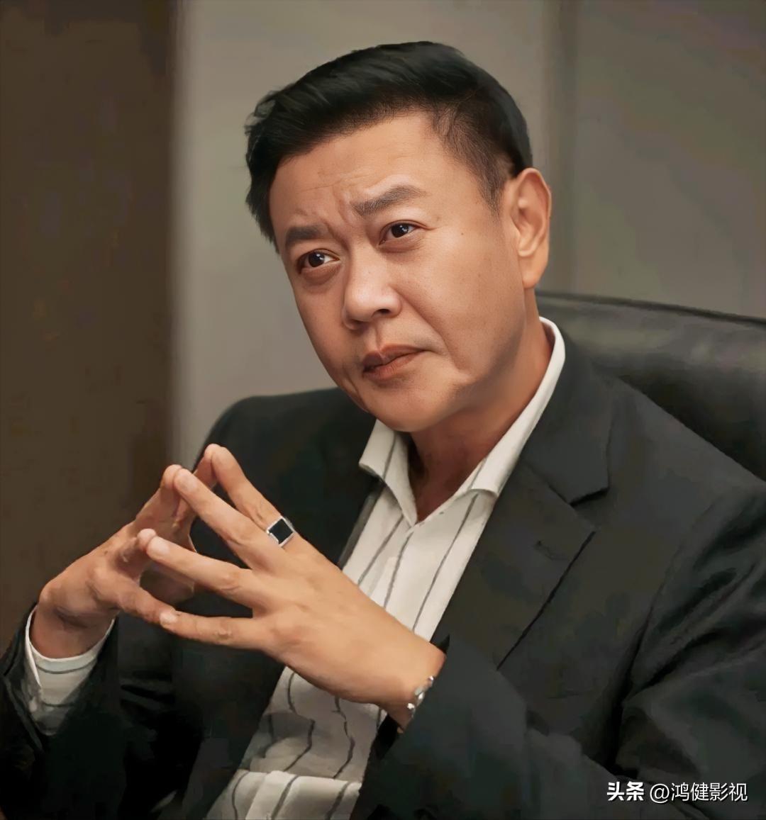 大家还记得这位男演员吗？
他今年56岁，土生土长的北京人，他长着棱角分明脸型，深