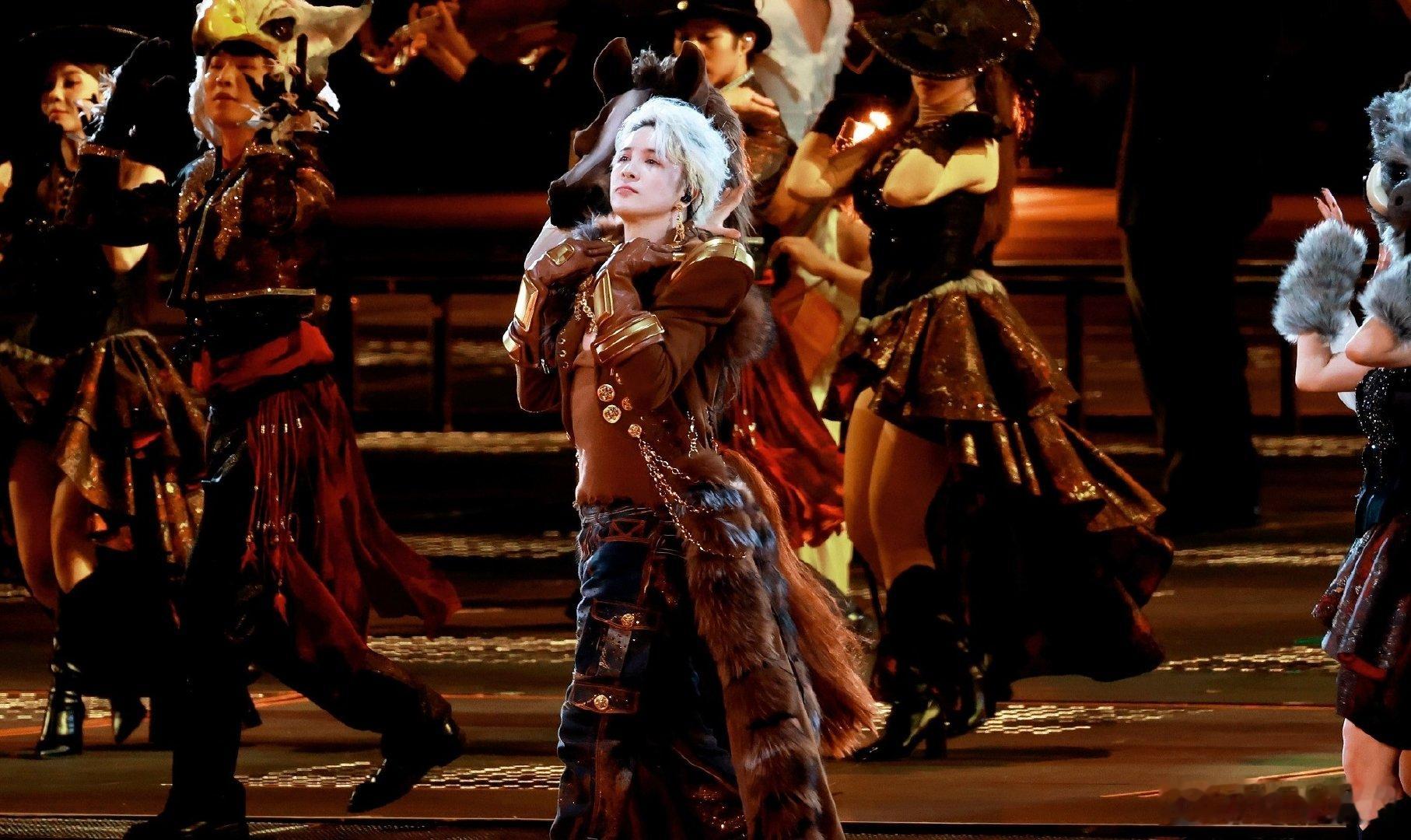 薛之谦演唱会卷上天了 谁能不被薛之谦惊艳到！每场演唱会都在不断升级加码，太原站高