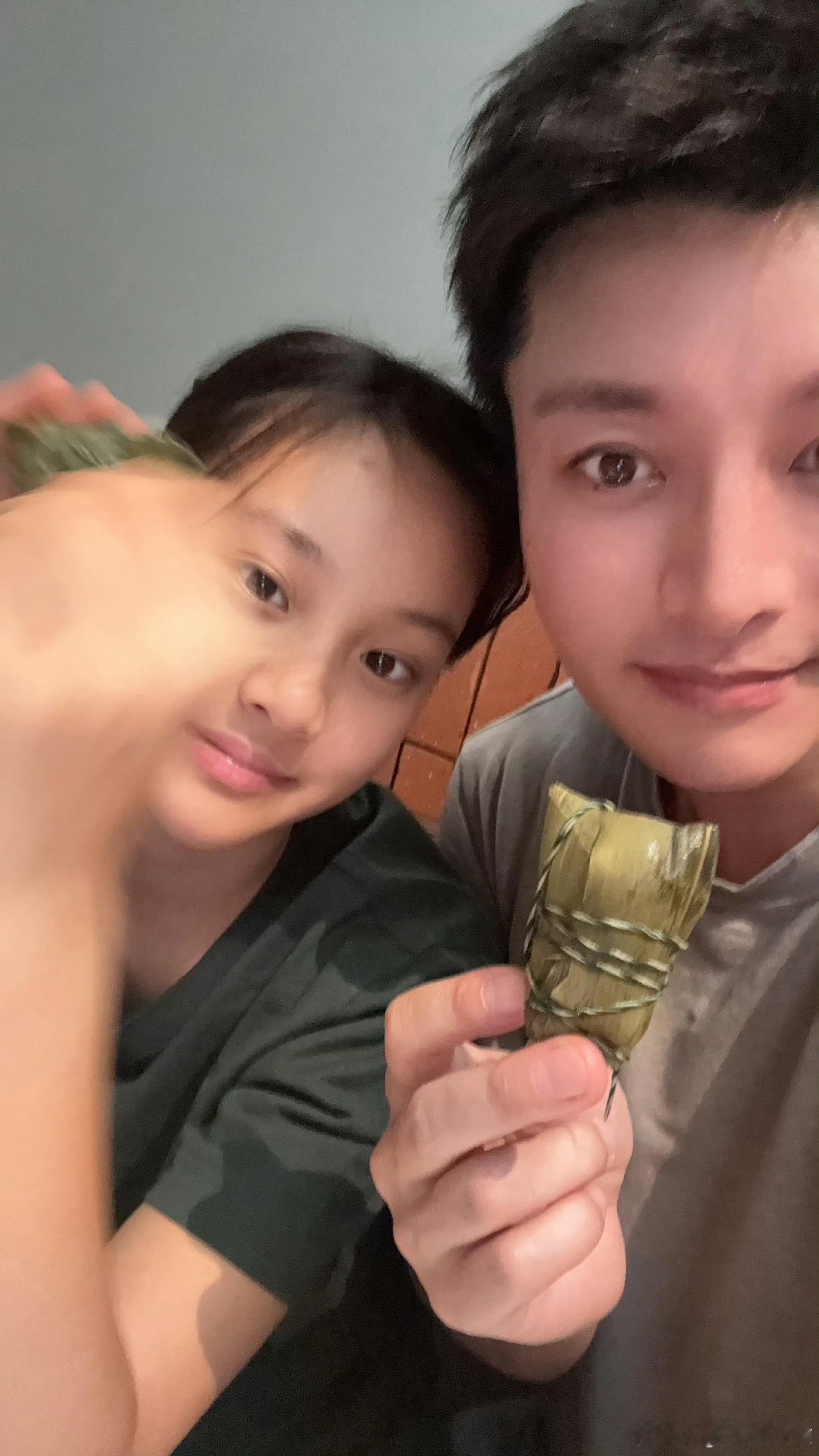 甜馨和贾乃亮过父亲节贾乃亮这就满足啦？带甜馨干饭比啥礼物都强，看闺女比耶笑成那样