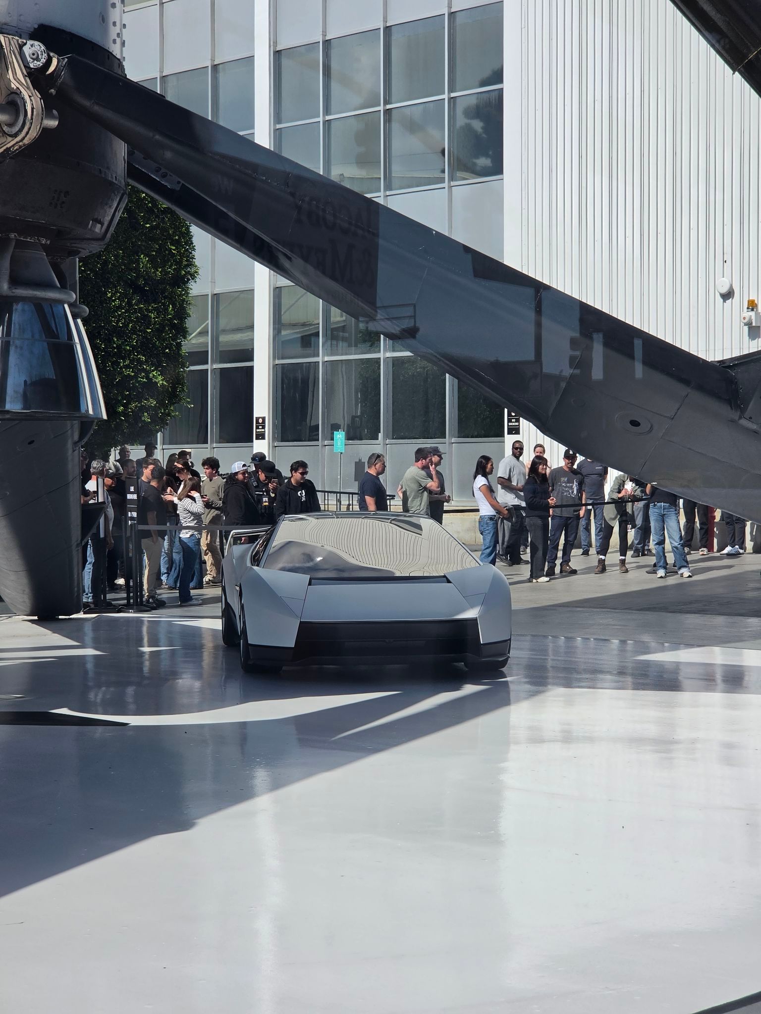 特斯拉Roadster 和SpaceX 猎鹰9号火箭B1023一级同框 
