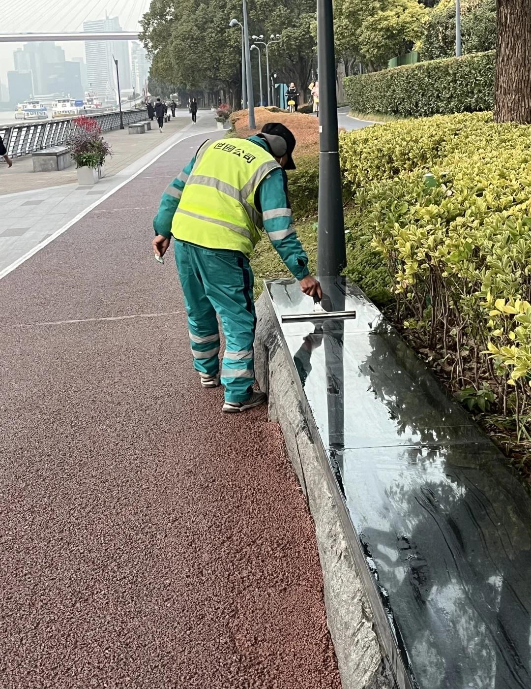真的想说一句上海太牛了
每天上班公交车上会看到工作人员在擦垃圾桶，今天走在滨江步