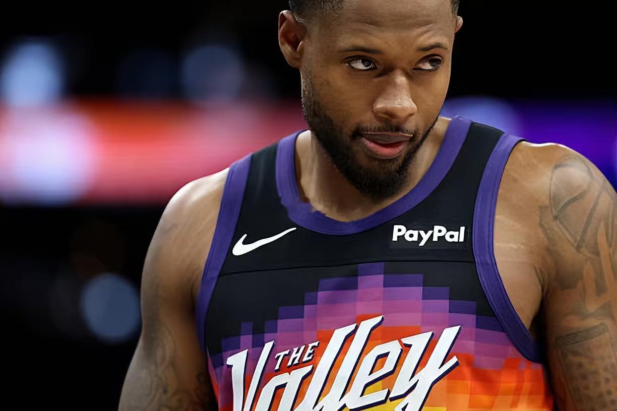 海伍德-海史密斯在附加赛首轮没有出场，太阳输掉了比赛。到了附加赛次轮，海史密斯得