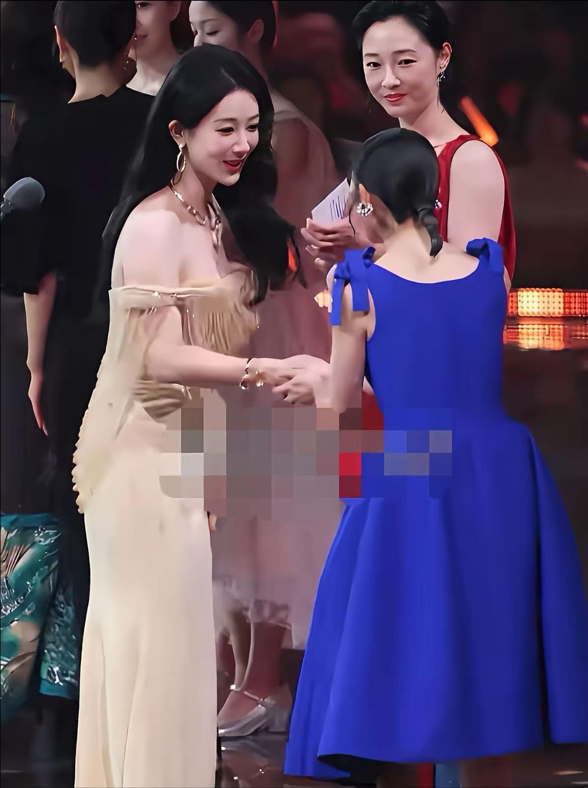 一个动作，
暴露了卫诗雅的人品。

卫诗雅获得百花最佳女主角奖后，她自己都懵的，