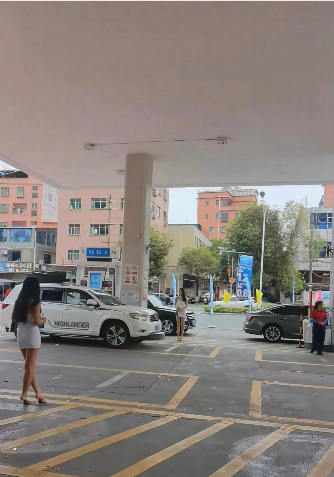 加油站开业请模特穿紧身短裙搞促销真是越活越回去了，人家穿的多正常啊，这不就是礼仪