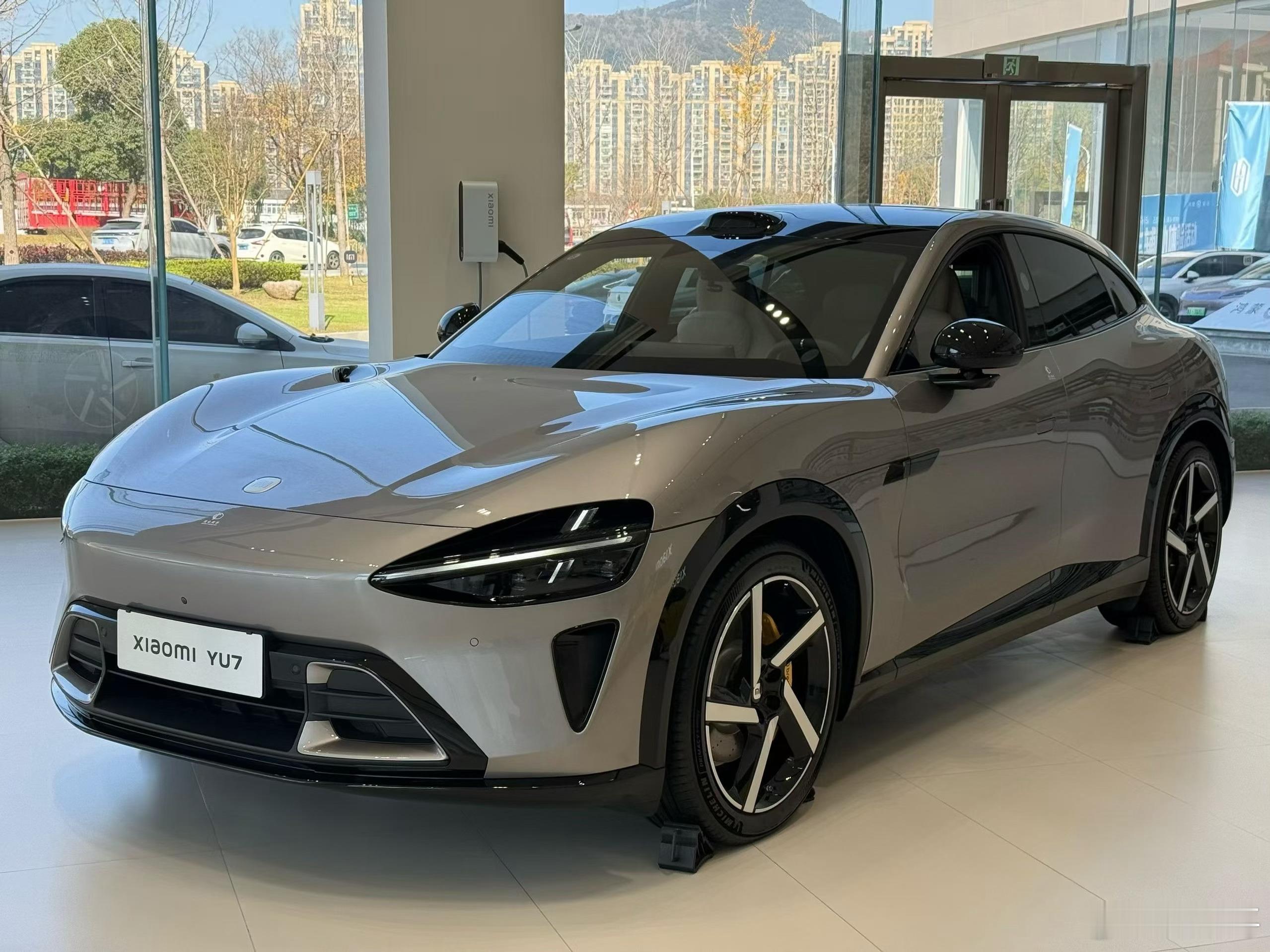 雷军向一线销售们致敬对于小米销售来说，压力最大的就是首销期过后的订单任务，这和其