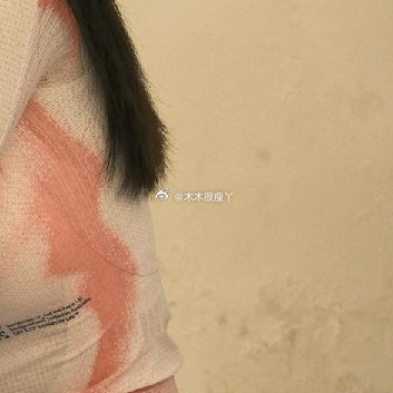 结束一段追风的路程躲在角落歇一歇一杯热饮，一身骑行服暂时放下速度与赶路安静享受属