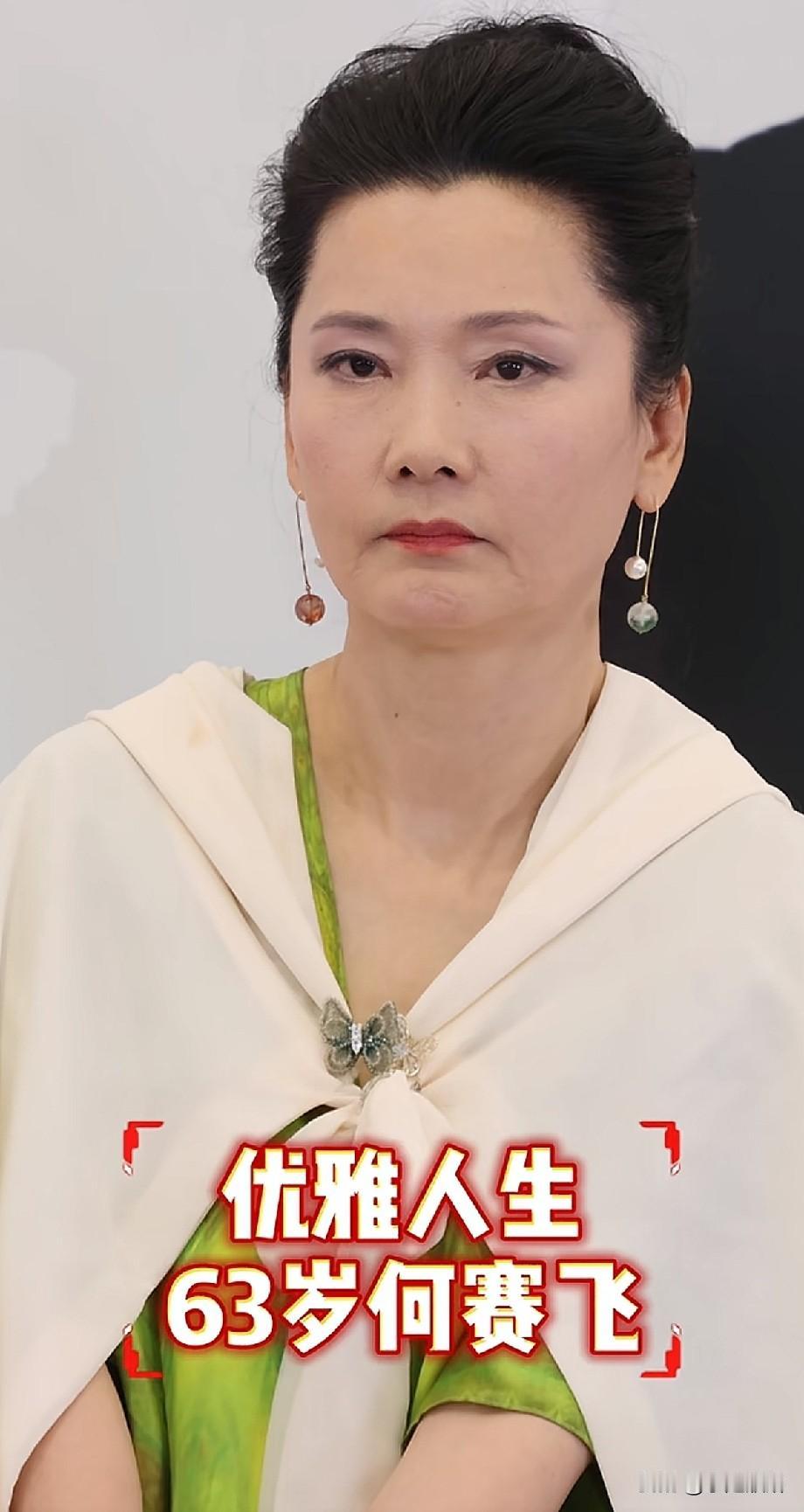 63岁何赛飞又火了！镜头前优雅从容，镜头后种菜干农活，这才是女人最高级的活法
 