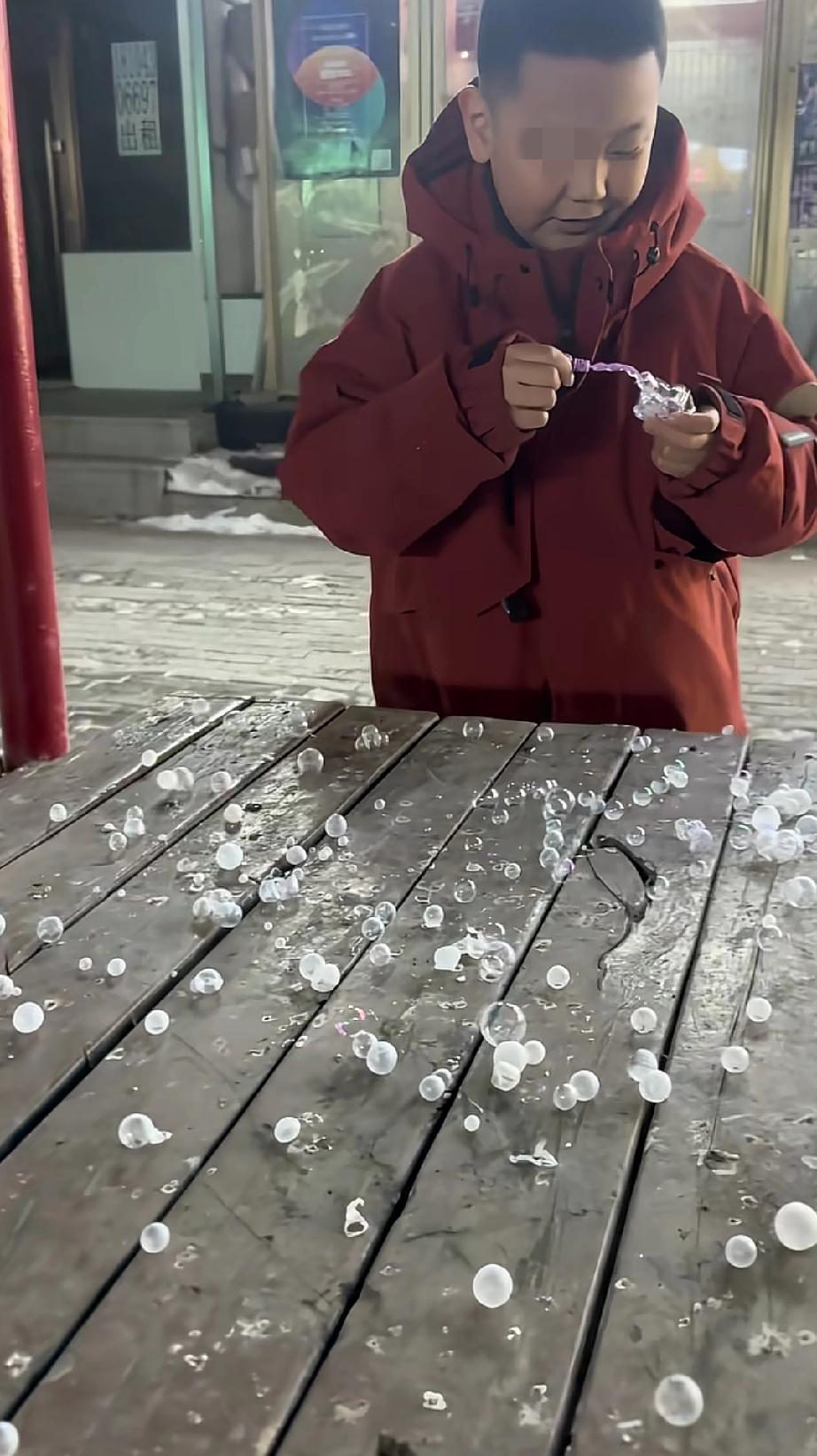 有没有东北的朋友，出来说一说东北的泡泡吹出来真的都变成了冰球球了吗？

真是太好